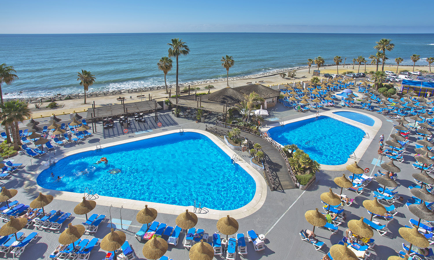 Relájate en una de nuestas piscinas exteriores